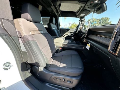 Used 2025 GMC Hummer EV 2X image 29