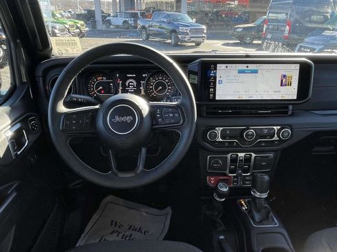 Used 2025 Jeep Wrangler Unlimited Rubicon image 22