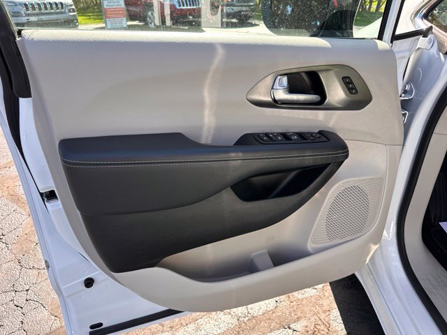 Used 2024 Chrysler Pacifica Touring-L FWD image 15