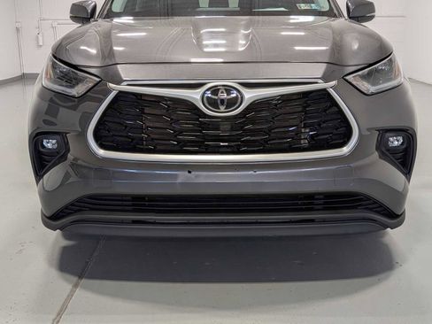 Used 2021 Toyota Highlander XLE AWD/4WD image 2