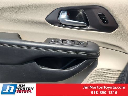 Used 2024 Chrysler Pacifica Touring-L FWD image 23