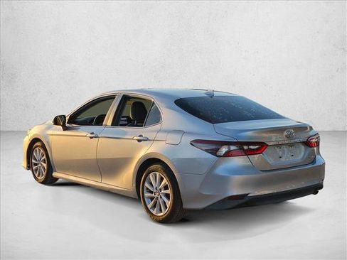 Used 2021 Toyota Camry LE FWD image 5
