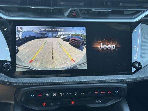 Used 2026 Jeep Cherokee Laredo AWD/4WD image 25