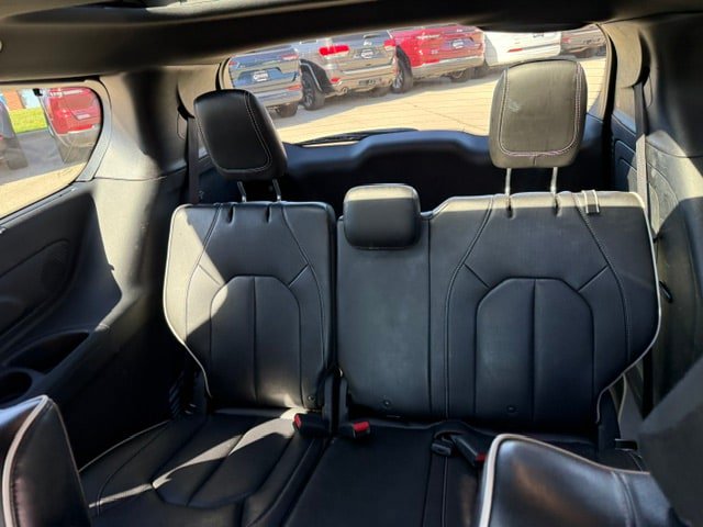 Used 2021 Chrysler Pacifica Limited w/ Uconnect Theater Family Group FWD image 9