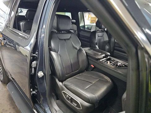 Used 2024 Jeep Wagoneer L Series II w/ Flexible Seating Group AWD/4WD image 15