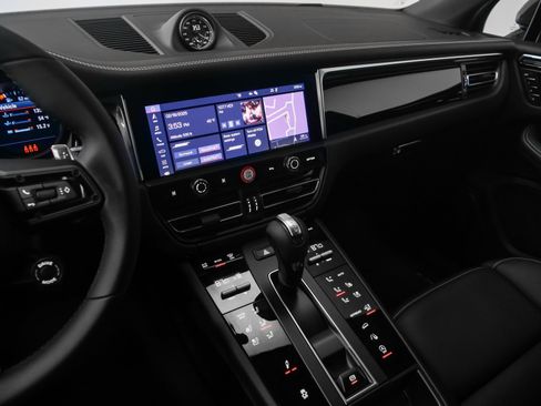 Used 2025 Porsche Macan Turbo image 37