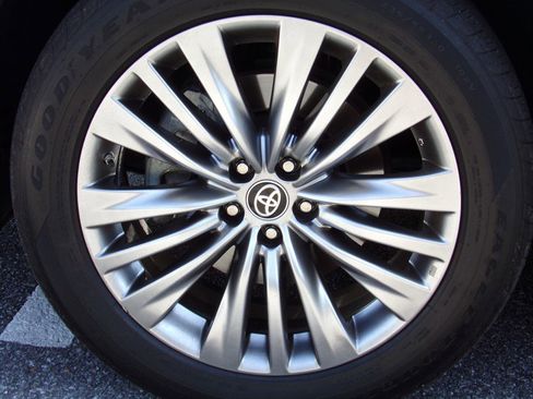 Used 2024 Toyota Highlander AWD image 19