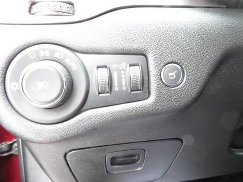 Used 2019 Jeep Cherokee Limited image 19