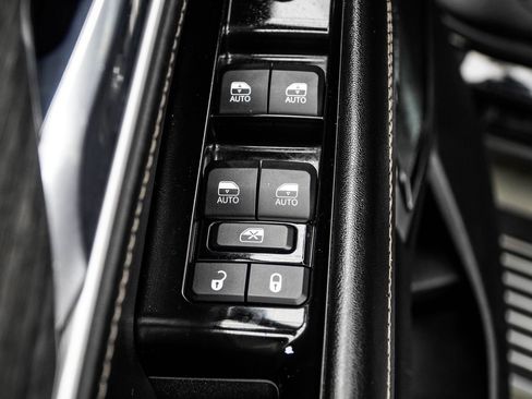 Used 2022 Jeep Wagoneer Series III w/ Premium Group I AWD/4WD image 31