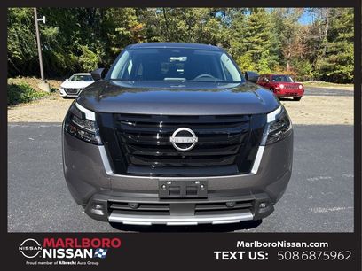 New 2025 Nissan Pathfinder SL w/ Black Appearance Package