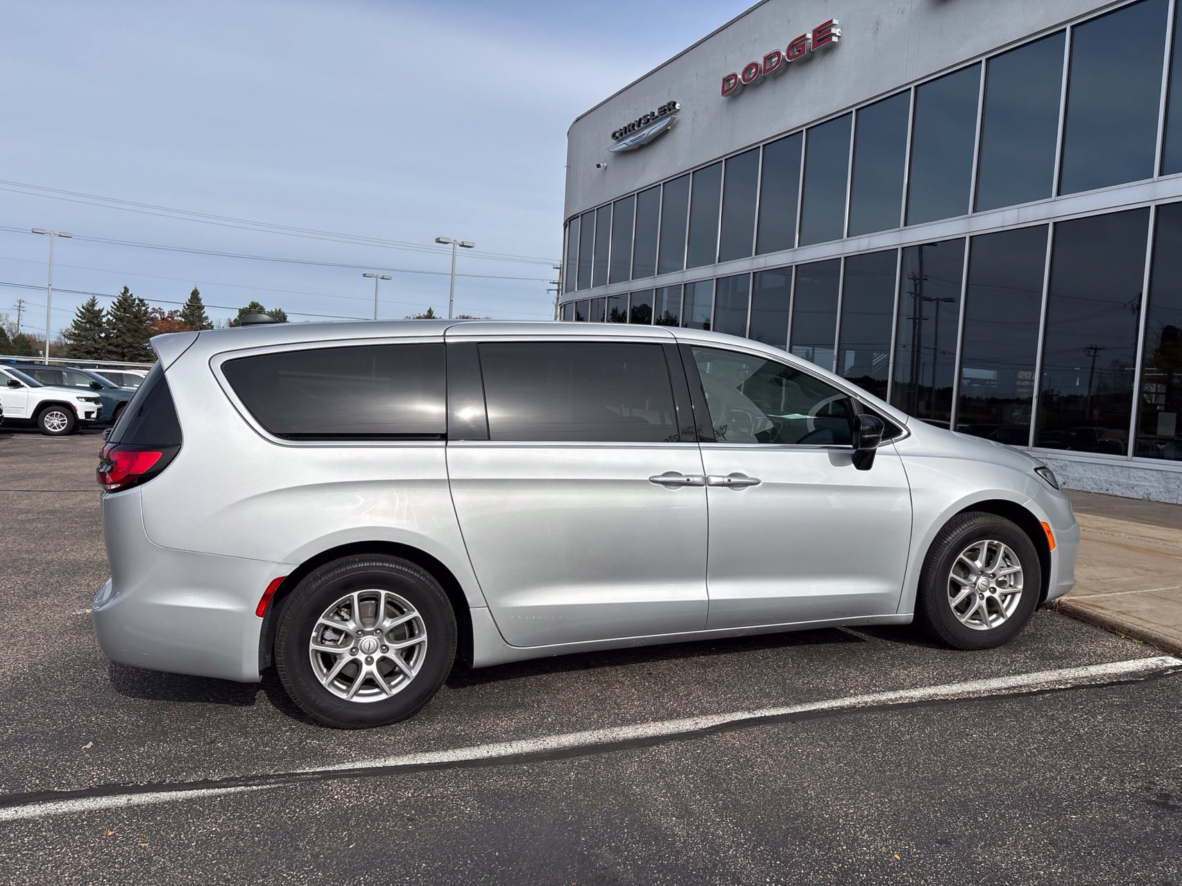 Used 2026 Chrysler Pacifica Select FWD image 5