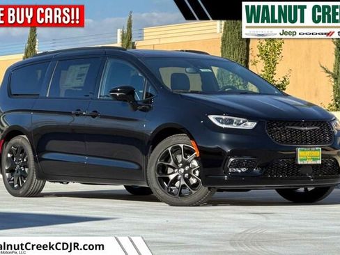 New 2026 Chrysler Pacifica Limited image 1