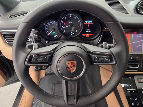 Certified 2026 Porsche Macan AWD/4WD image 17