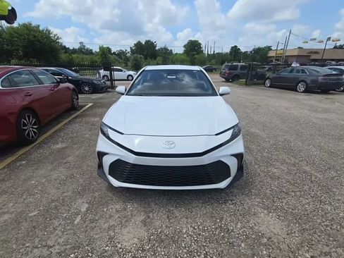 Used 2025 Toyota Camry SE FWD image 2