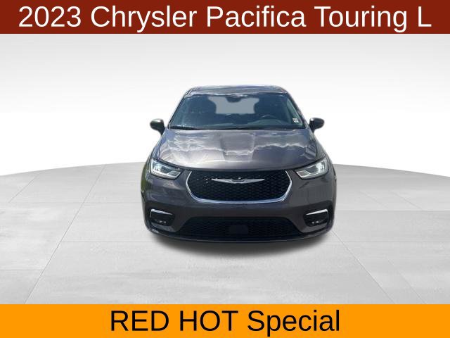 Used 2023 Chrysler Pacifica Touring-L FWD image 2