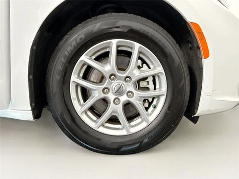 Used 2023 Chrysler Pacifica Touring-L FWD image 41