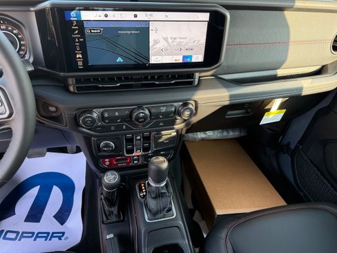 New 2025 Jeep Gladiator Rubicon w/ Convenience Group image 10