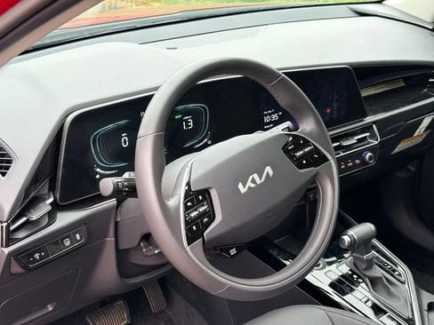 Used 2025 Kia Niro EX FWD image 12