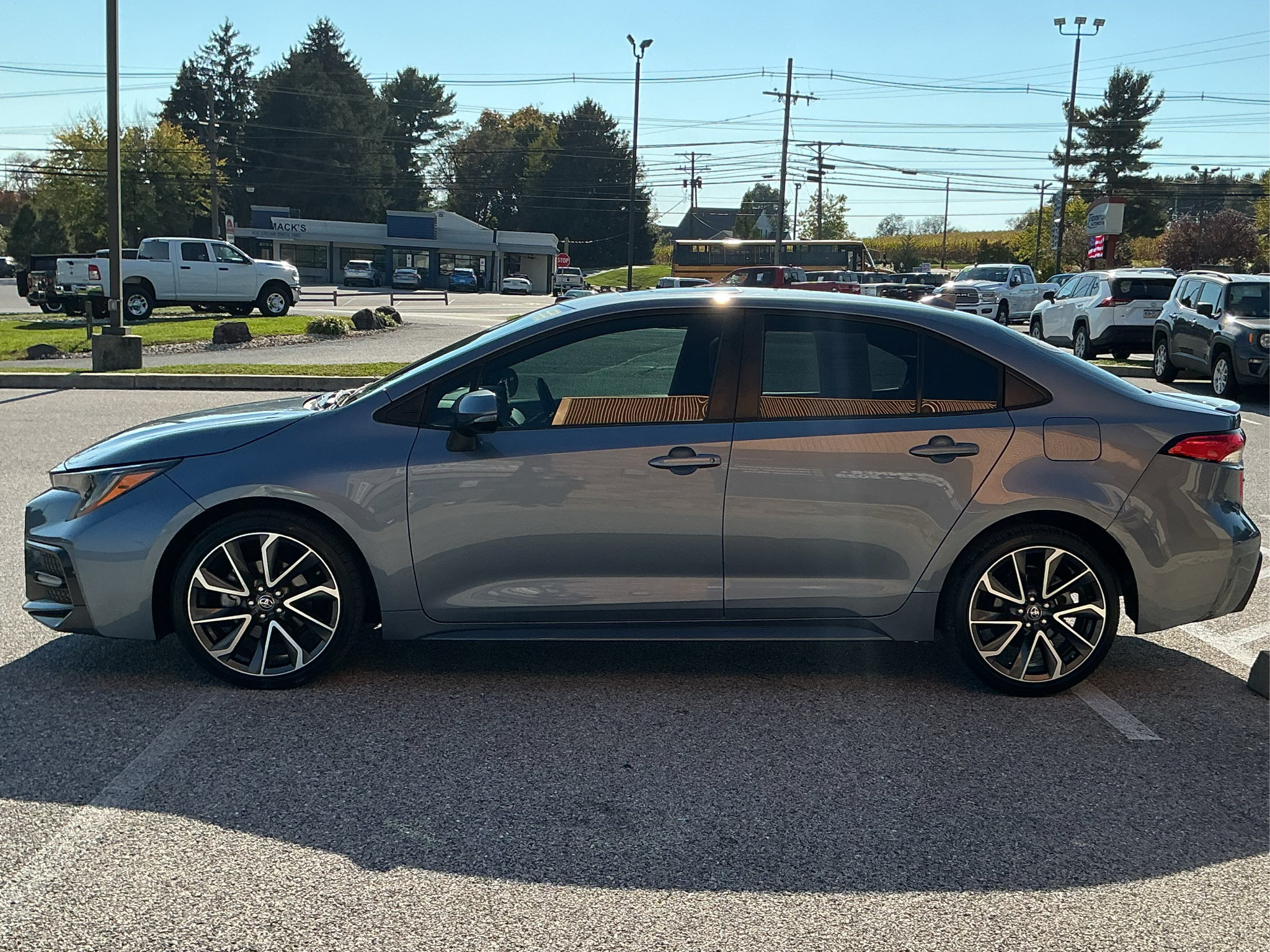 Used 2022 Toyota Corolla SE w/ SE Premium Package FWD image 7