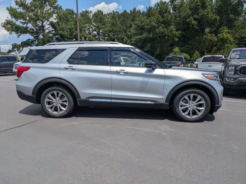 Used 2021 Ford Explorer Limited w/ Equipment Group 301A RWD image 3
