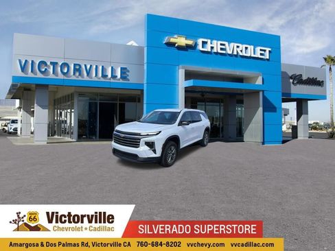 Used 2025 Chevrolet Traverse LT FWD image 1
