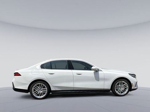 Certified 2025 BMW 530i xDrive w/ Premium Package image 6