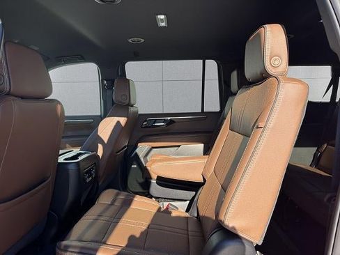 Used 2025 Chevrolet Suburban High Country image 22