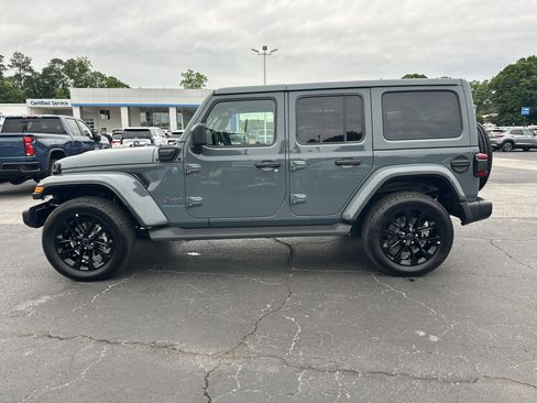 Used 2025 Jeep Wrangler Unlimited Sahara AWD/4WD image 5