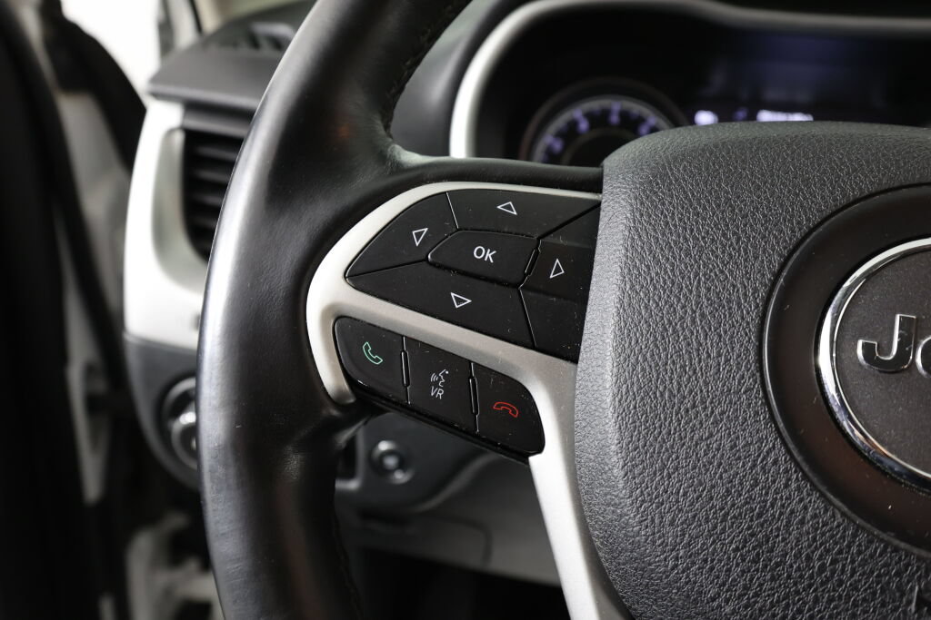 Used 2015 Jeep Cherokee Trailhawk w/ Comfort/Convenience Group AWD/4WD image 33