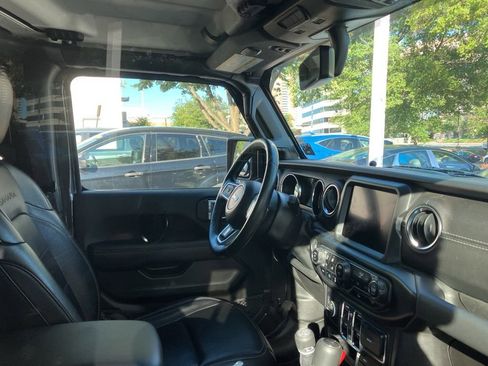 Used 2022 Jeep Wrangler Unlimited Sahara w/ Cold Weather Group AWD/4WD image 8
