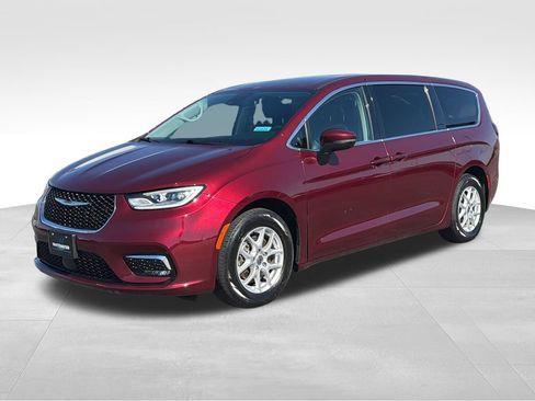 Used 2023 Chrysler Pacifica Touring-L w/ Uconnect Theater Family Group FWD image 2