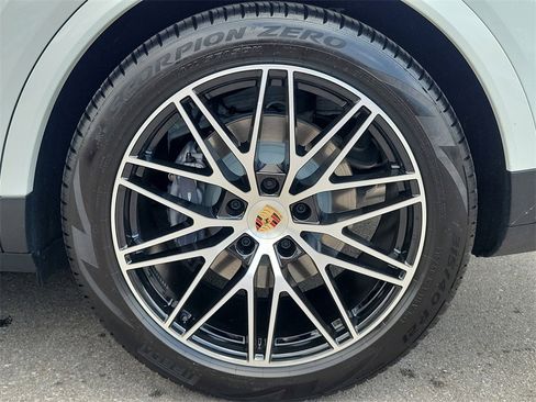Used 2025 Porsche Cayenne Base image 14