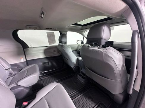 Used 2021 Toyota Sienna XLE FWD image 12
