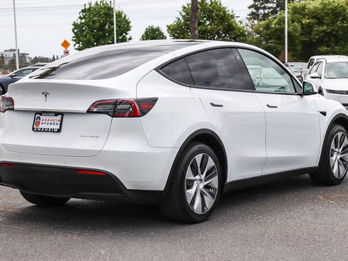 Used 2022 Tesla Model Y Long Range AWD/4WD image 6