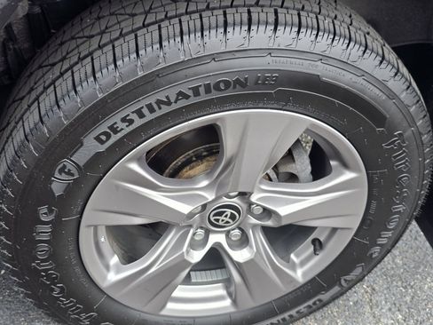 Used 2022 Toyota RAV4 XLE AWD/4WD image 25