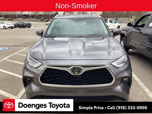 Used 2022 Toyota Highlander XLE image 2