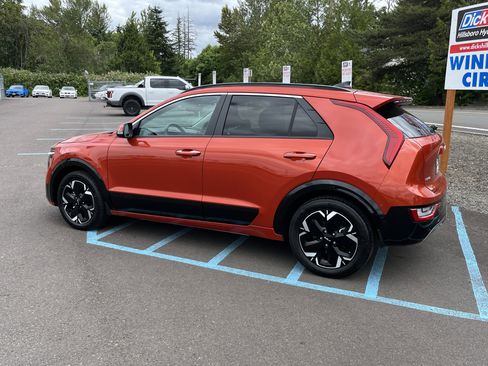 Used 2023 Kia Niro Wave w/ Wave Preserve Package FWD image 3