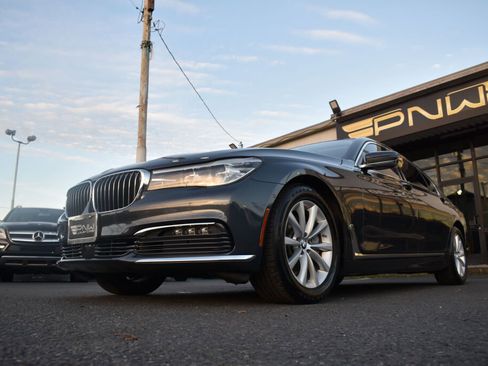 Used 2017 BMW 740i image 8