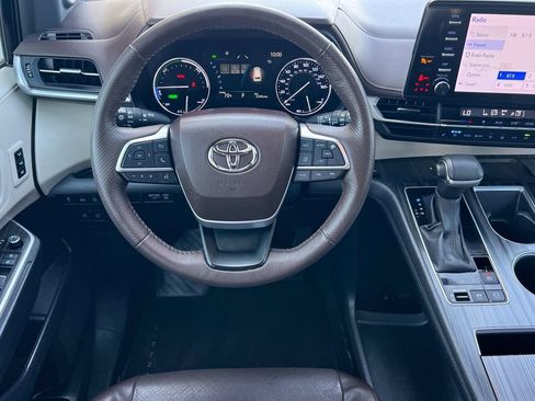Certified 2023 Toyota Sienna Platinum FWD image 17