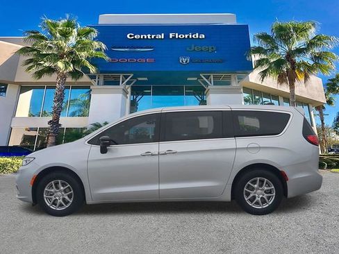 New 2026 Chrysler Pacifica Select image 8