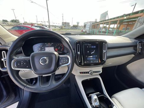 Used 2019 Volvo XC40 T4 Inscription FWD image 11