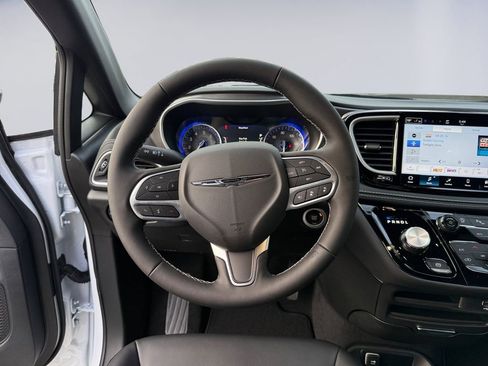 New 2026 Chrysler Pacifica Select FWD image 13