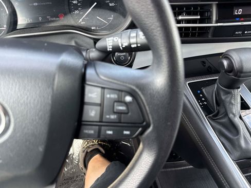 Used 2025 Toyota Sienna LE FWD image 27