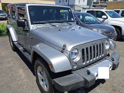 Used 2015 Jeep Wrangler Unlimited Sahara w/ Connectivity Group AWD/4WD image 16