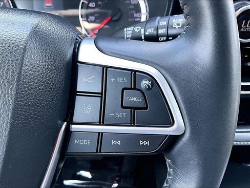 Used 2022 Toyota Highlander LE AWD/4WD image 18