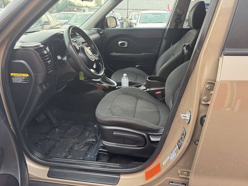 Used 2014 Kia Soul FWD image 12