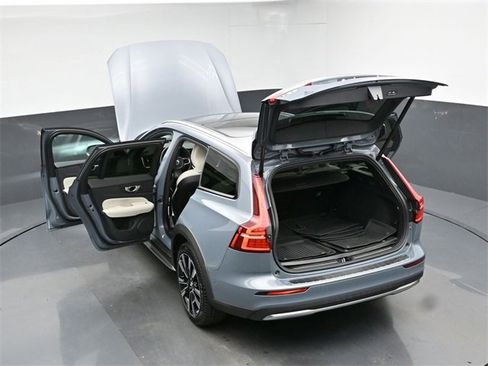 Used 2024 Volvo V60 B5 Cross Country Ultimate image 51
