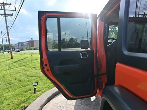 Used 2023 Jeep Wrangler Unlimited Rubicon w/ Cold Weather Group AWD/4WD image 23