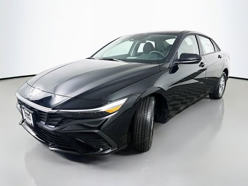 New 2026 Hyundai Elantra SE image 3