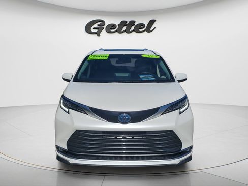 Used 2023 Toyota Sienna Limited FWD image 2